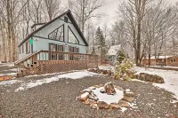 Walk to Arrowhead Lake: Cabin w/ Private Hot Tub! - Wifi