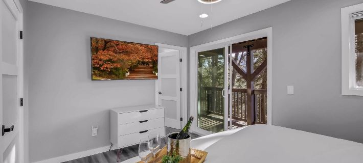 Tree-lined Lake Arrowhead Cabin ~ 1 Mi to Village! Ξενοδοχεία στην πόλη Lake Arrowhead