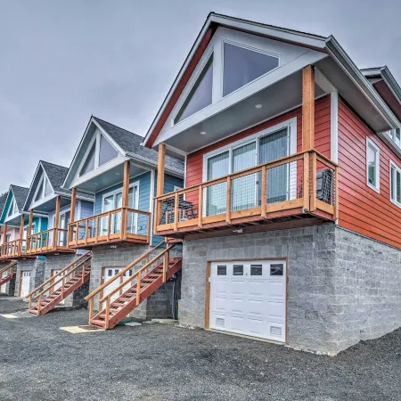 Yachats Gem w/ Private Beach Access, Views