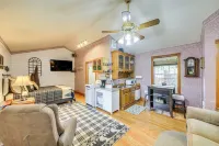Homey Pet-Friendly Libby Cottage w/ Yard by Creek!