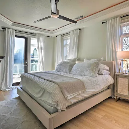 Luxe Getaway w/ Riverfront Views in Grants Pass!
