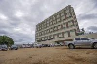 Golden Plaza Hotel - parking