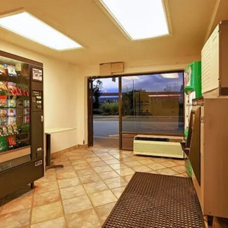 Super 6 Inn & Suites