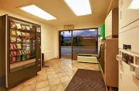 Super 6 Inn & Suites