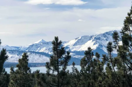 2 Mi to Heavenly Mountain: Tahoe Retreat w/ Views