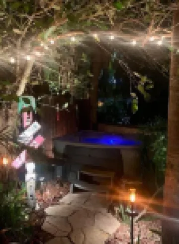 Captin' Joe's Tropical Palm Beach Hot Tub Hideaway