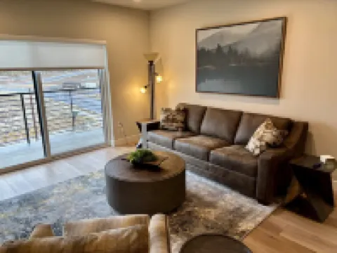 Mountain views condo with coffee/restaurant on first floor