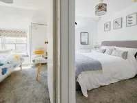 Coral Cottage Hotels near Four Crows Gallery