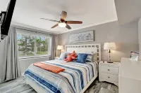 Olde Naples Luxury Condo Steps to Pier, Beach, Sunsets and Fabulous Restaurant