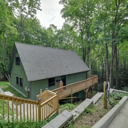 Peaceful Brevard Mountain Cabin Hike, Golf and Swim
