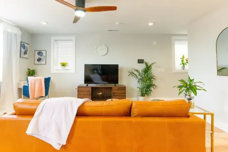 2-bedroom townhome in charming Philadelphia with WiFi, AC Отели рядом с достопримечательностью «Моррис Арборетум & Гарденс оф Юниверсити оф Пенсильвания»