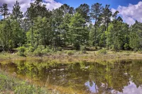 Secluded Cabin w/ Pond ~ 37 Mi to Gulf Coast! - 2 étoiles
