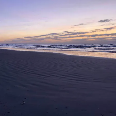 Walk to Beach and State Park! Bungalow in Galveston