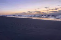Walk to Beach and State Park! Bungalow in Galveston - Kylpylä
