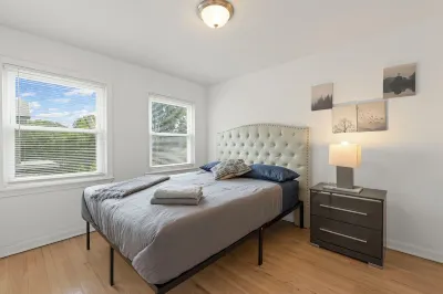 Sleeps 5, 3 Queen Beds, Centrally Located, Near Downtown KC & County Club Plaza Hotels near The Nelson-Atkins Museum of Art