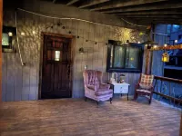 Beautiful Yo Mama’s House Hotels in Wrightwood