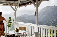 Strawberry Hill - con vistas a la montaña