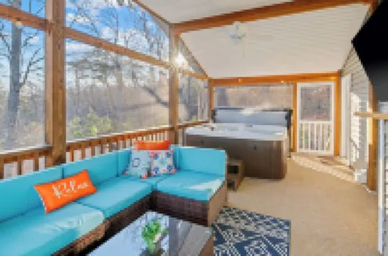 NEW Cozy Secluded Mountain Cabin: Hot Tub with Views, Pets OK, Firepit & Smores