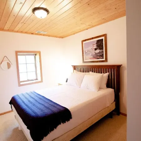 5Br Lakefront Home on Lake Louisa: Sauna, Screen Porch, Patio, Fireplace