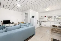 Coolangatta, Gold Coast unit walk to beach & shops