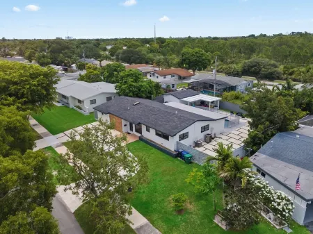 Spacious Family Retreat with Pool & Billiards