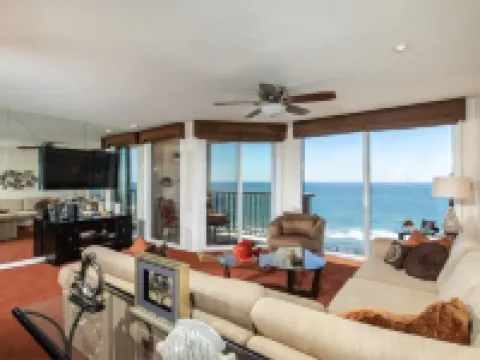 BEAUTIFUL OCEAN VIEW--STEPS TO THE BEACH Hotels in Solana Beach