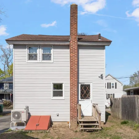 Oakland Beach cottage near Iggy's, Buttonwoods, marina, fishing & airport