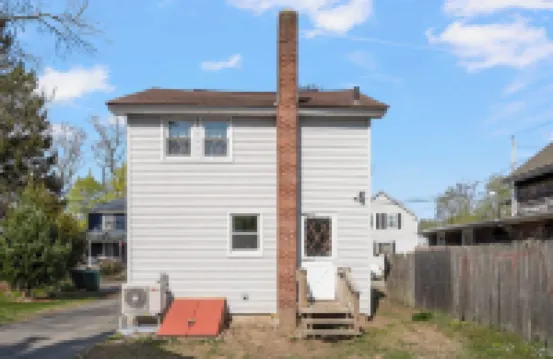 Oakland Beach cottage near Iggy's, Buttonwoods, marina, fishing & airport