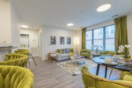 Opulence n Olive ~ 4bath, 10 beds+Park 2 cars FREE