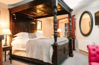 The Castle Inn Hotels in Luckington