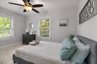 Convenient Location Near Vintage Shops and Cafes - Charming Escape