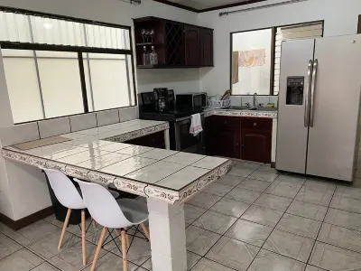 SJO location centered, VERY spacious and private apartment โรงแรมใน