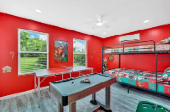 Experience the Magic of Christmas Year-Round at The Mistletoe Manor โรงแรมในบริสตอล