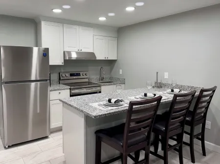 Cozy 1-bedroom apartment in Lumberton with AC, WiFi. Отели в г. Ламбертон