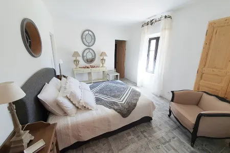 Rare product: Top-of-the-range Provencal farmhouse in the heart of the vineyards