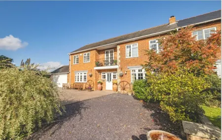 Peaceful gated retreat with a beautiful garden minutes from Ascot and Windsor.