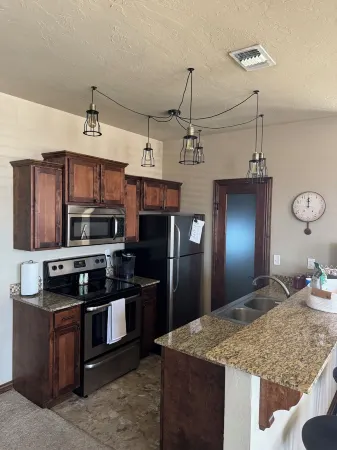 Cozy upstairs apartment in lovely Altus with downtown view, AC, WiFi
