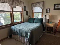 Picturesque 3-bedroom lake house with WiFi in charming Mt Holly, Okemo Mountain Hotels in Mount Holly