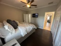 Modern Farmhouse on 2 acres w/Barn! Convenient to everything Tampa has to offer! Отели рядом с достопримечательностью «Art Bar»