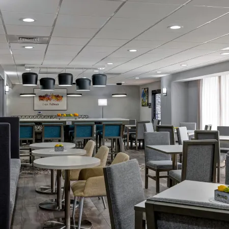 Hampton Inn San Antonio-Downtown (River Walk Area) Отели рядом с достопримечательностью «Торговый центр Rivercenter»