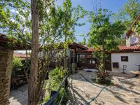 Birgi Mai Siyah Konak; Osmanlı döneminden kalma bağımsız girişli evler. Hotels in Odemis