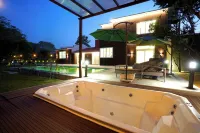 5BR Mulberry Farm with private pool, Open-Air Jacuzzi and Eco-friend Practices فنادق في Mewat