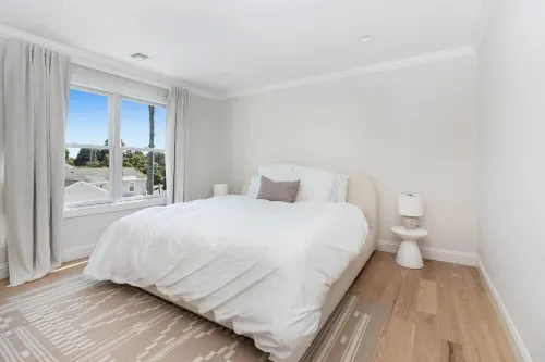 Modern, new 4-bedroom with private beach, heated pool and all the amenities Hotels in Greenport West