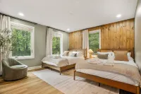 2 Mins to Slopes: HotTub, Game Room, Family & Pets, 3 King Beds