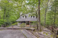 Cozy Retreat w/ Deck & Sapphire Resort Access!