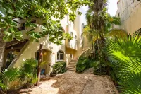 Rooftop w/ Oceaview.  1 min walk to a beautiful beach. 2 floors. Sleeps 8-10