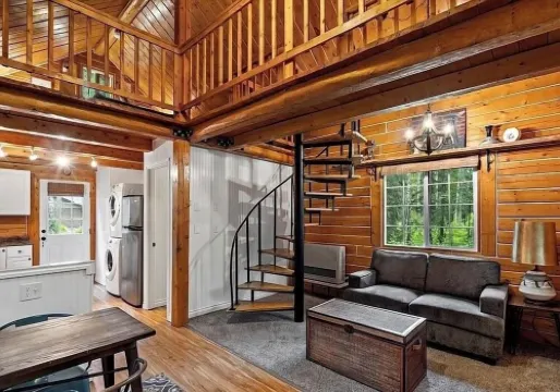 Cozy 2-loft cabin in enchanting Biglake with WiFi, and lake access close by