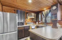 Cozy 3-bedroom cabin in fabulous Worley with AC, WiFi, and a game room.