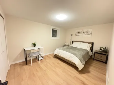 Entire guest suite in Calgary, AB Отели рядом с достопримечательностью «Pearle Vision»