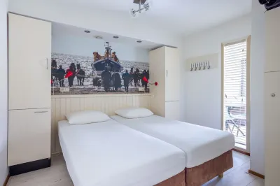 Ameland - Quiet apartment near the beach with terrace and pool access Hotels near Welkoop Hollum | Ameland